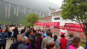 万山区红十字会开展防灾减灾日宣传活动